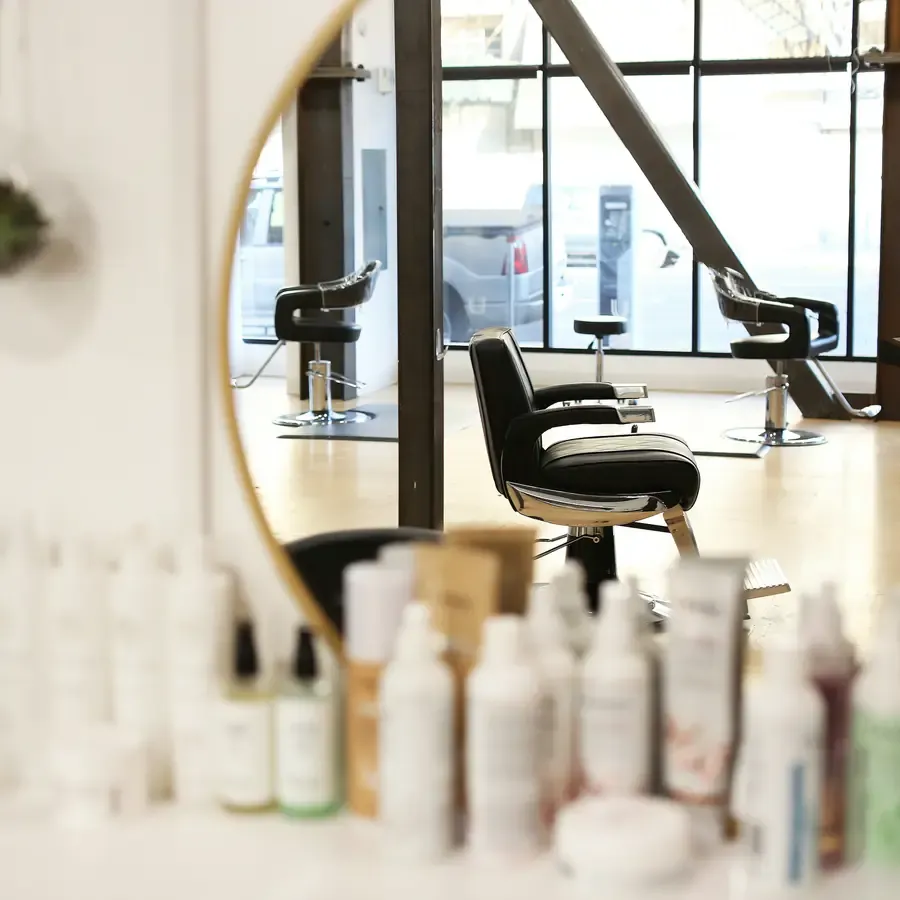 Salone beauty con postazioni e prodotti professionali