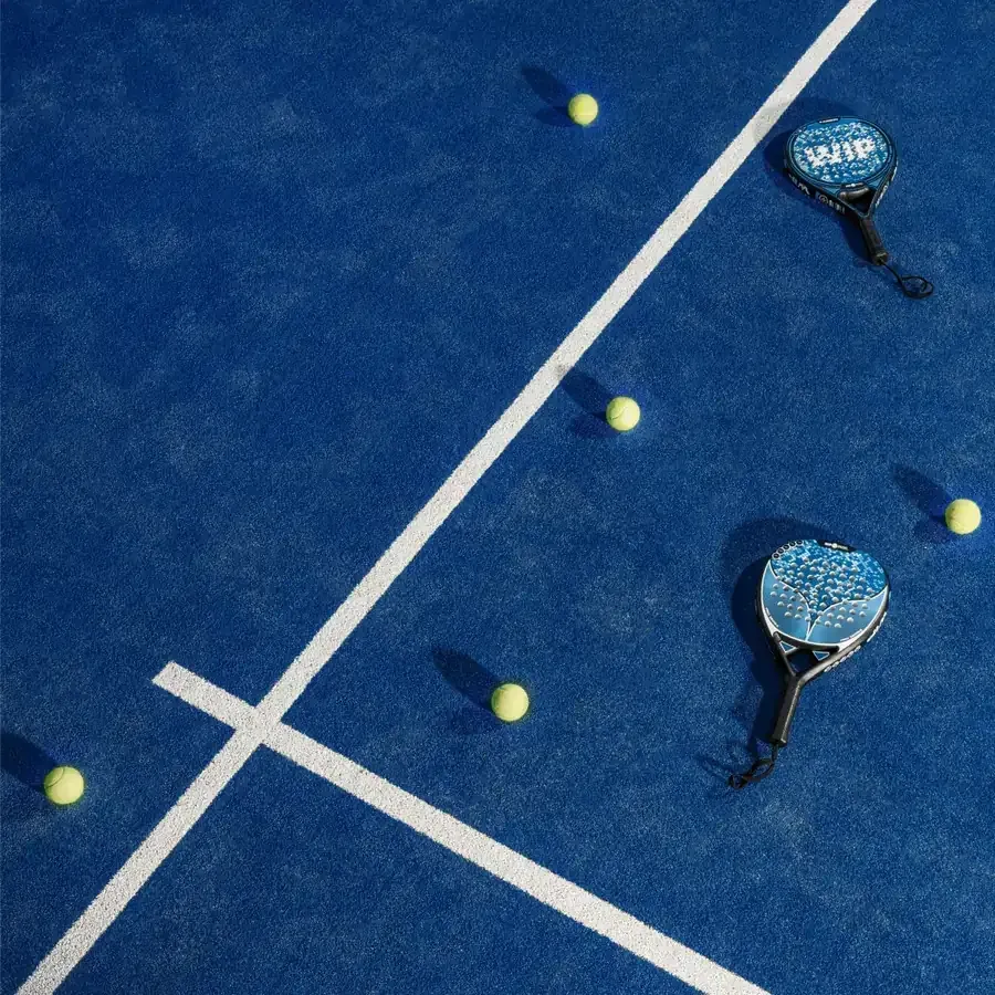 Campo da padel con racchette e palline