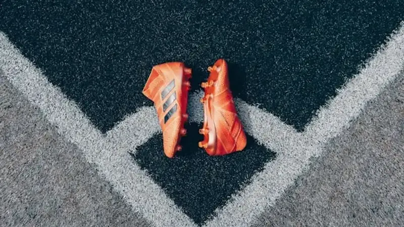Campo sportivo con scarpe da calcio